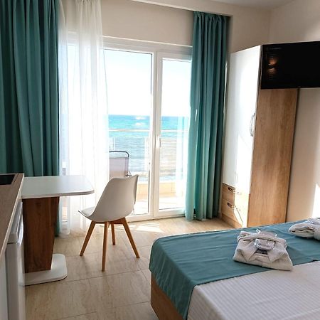 Navarino Luxe Suites Peraía Esterno foto