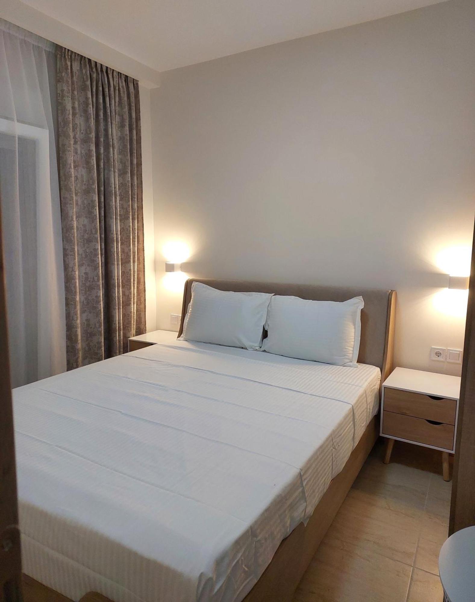 Navarino Luxe Suites Peraía Esterno foto