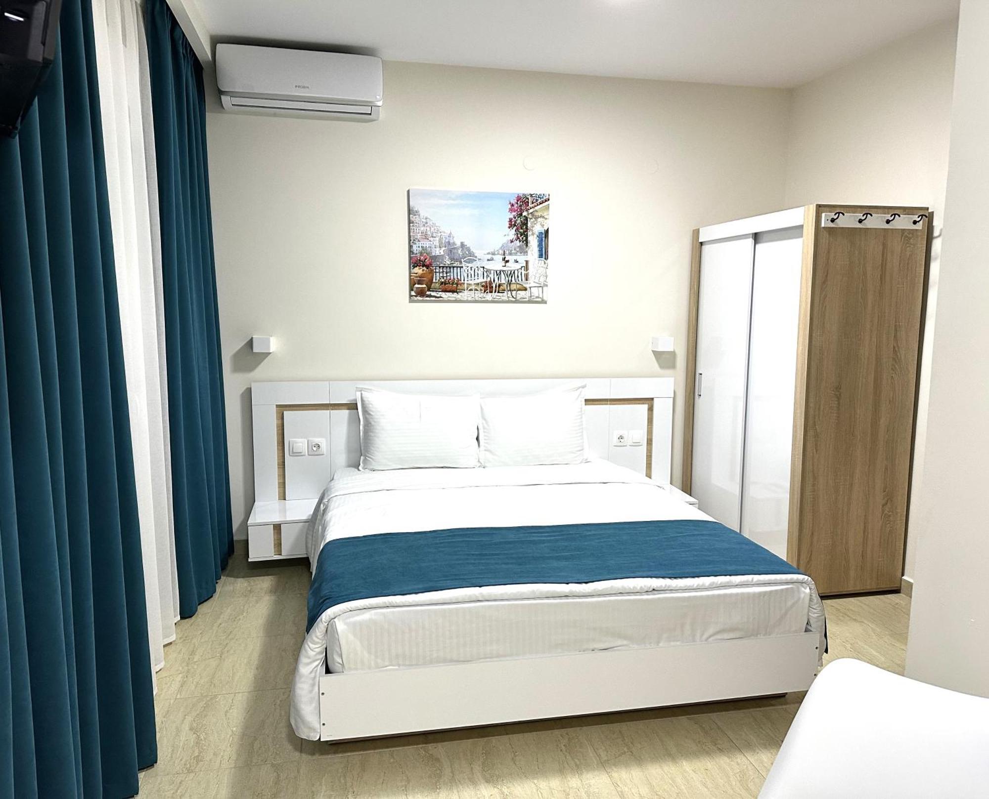 Navarino Luxe Suites Peraía Esterno foto
