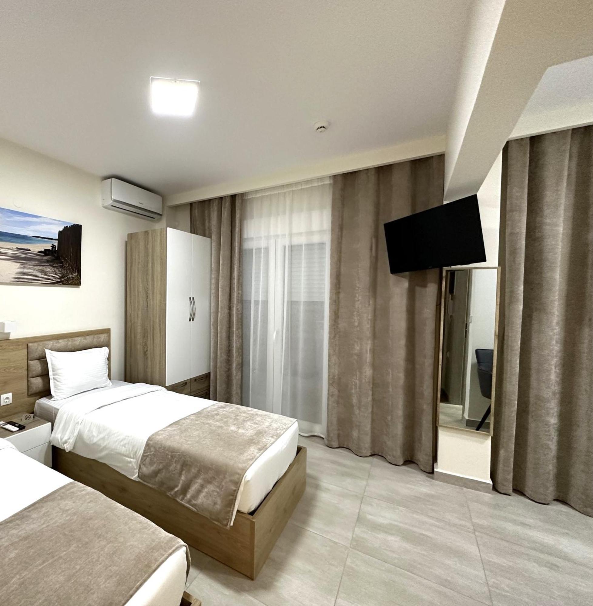 Navarino Luxe Suites Peraía Esterno foto