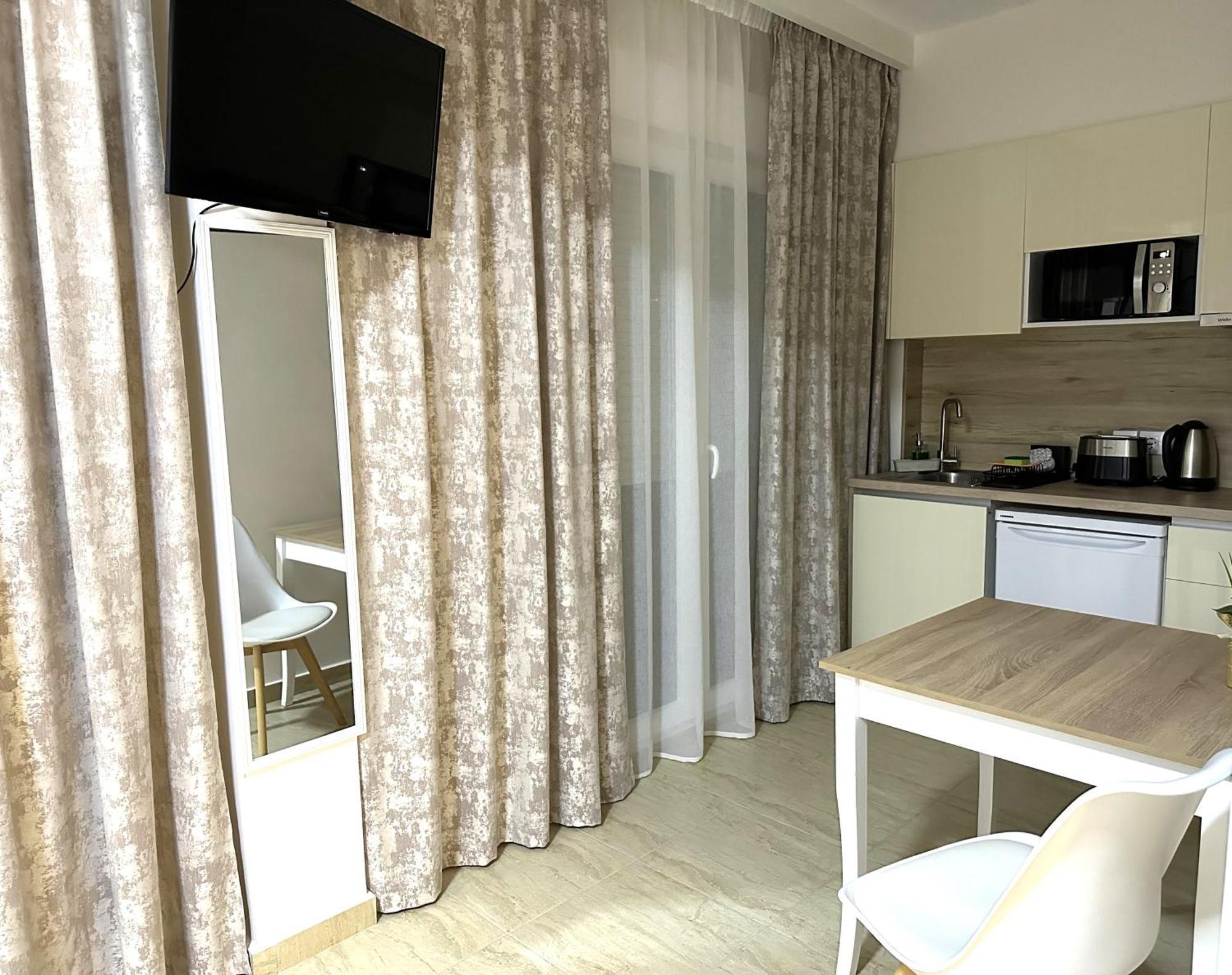 Navarino Luxe Suites Peraía Esterno foto