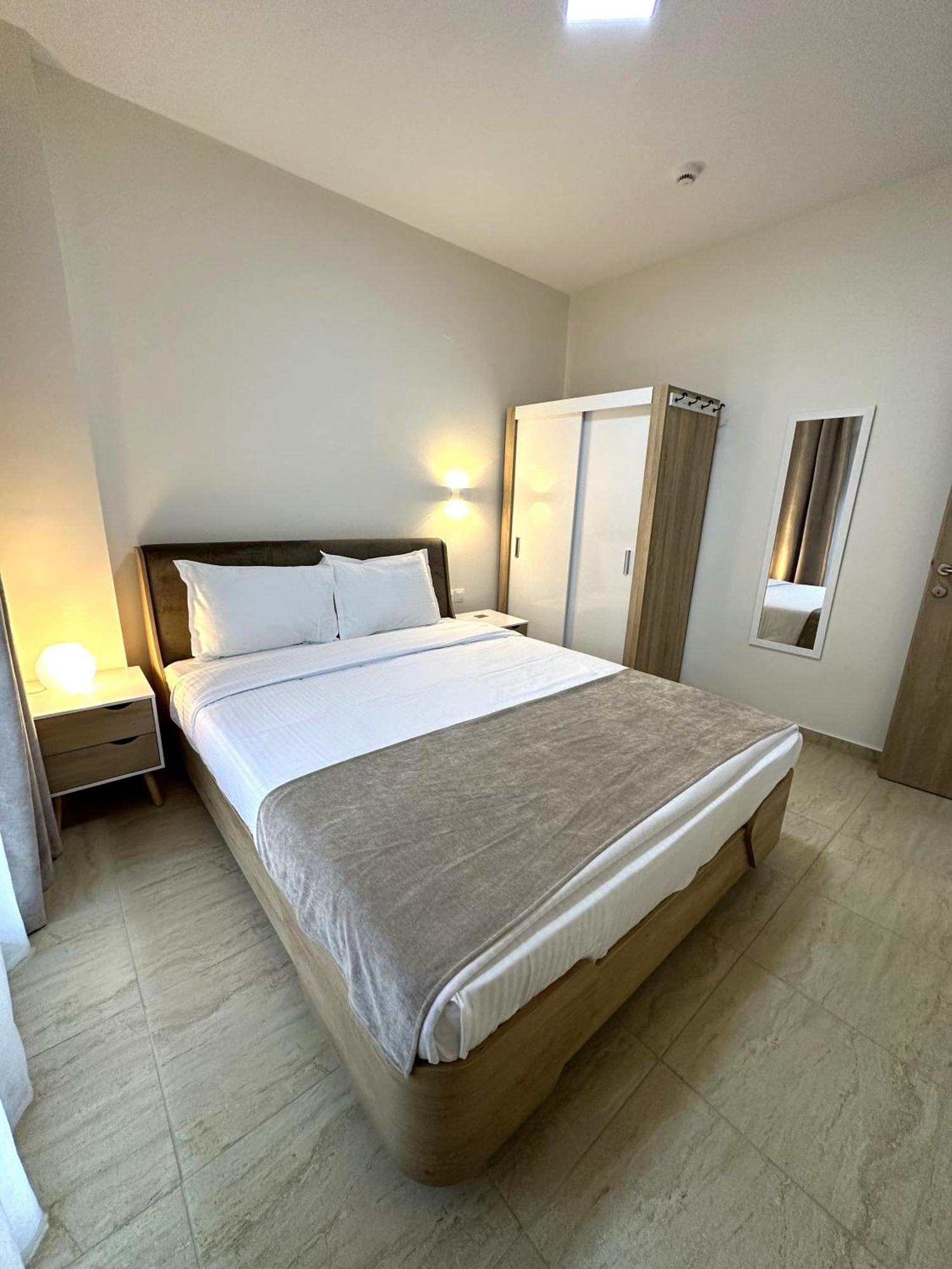 Navarino Luxe Suites Peraía Esterno foto