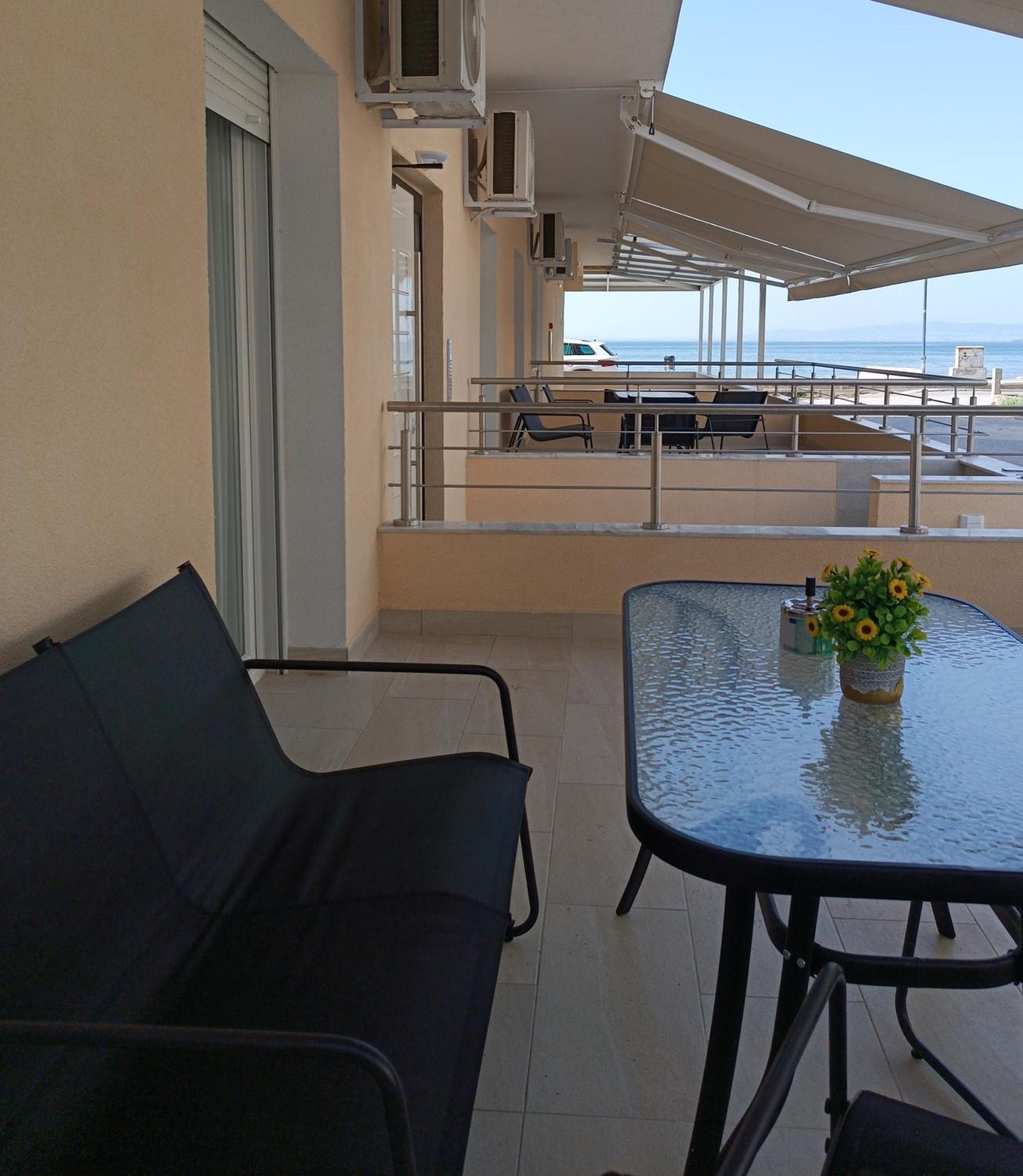Navarino Luxe Suites Peraía Esterno foto