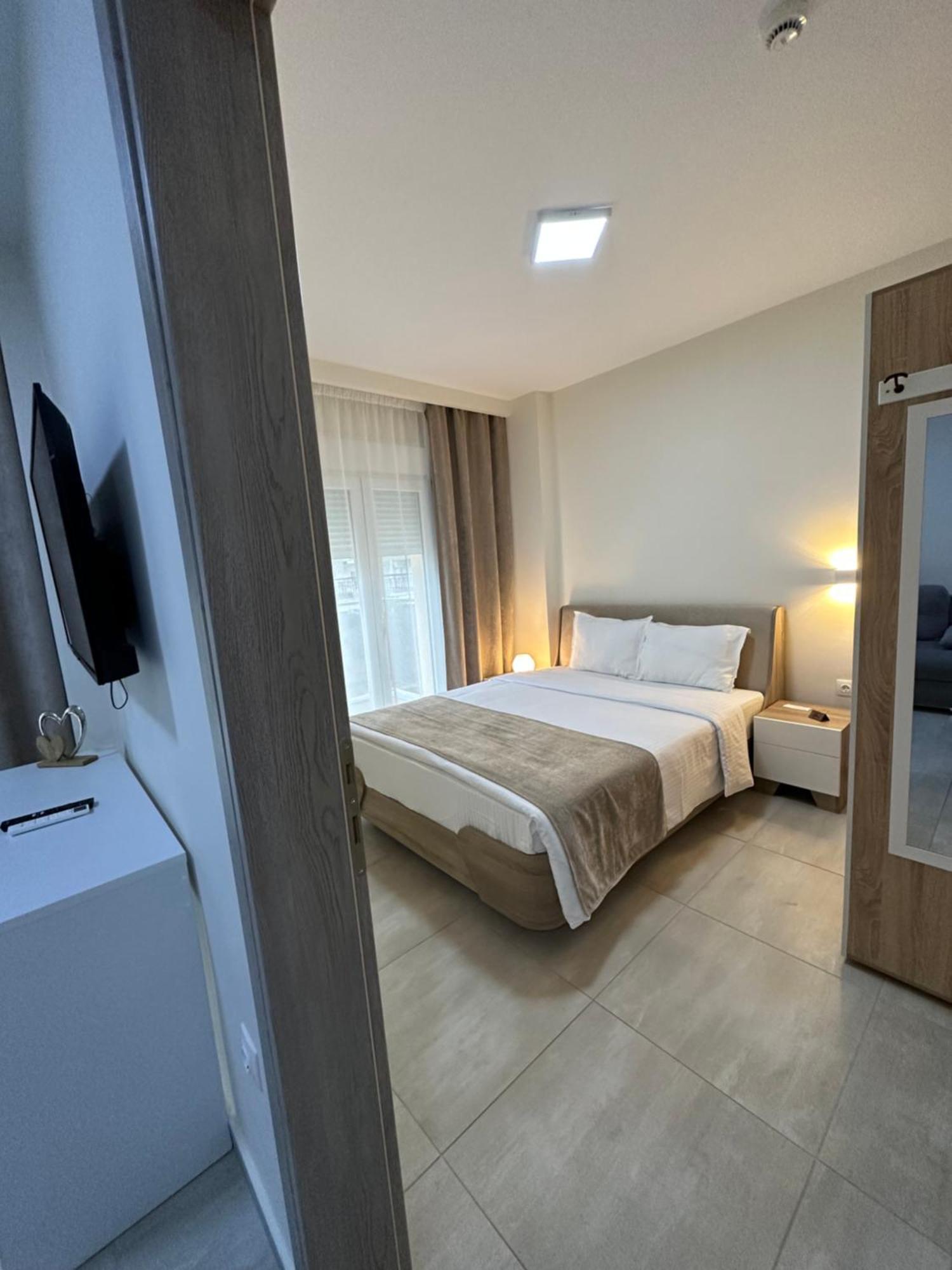 Navarino Luxe Suites Peraía Esterno foto