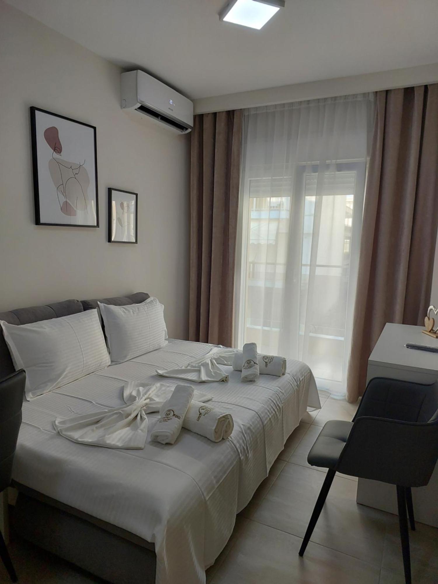 Navarino Luxe Suites Peraía Esterno foto