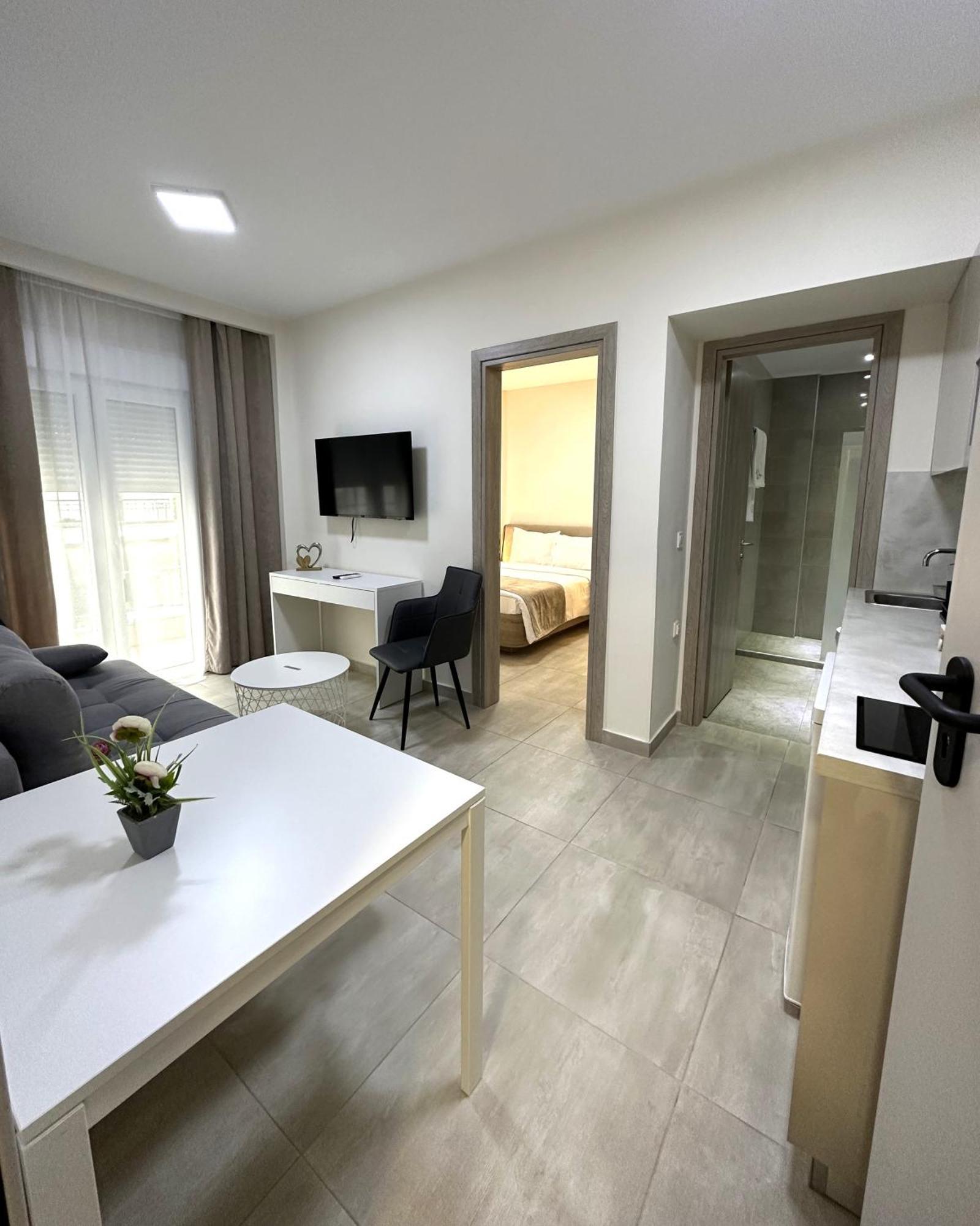 Navarino Luxe Suites Peraía Esterno foto