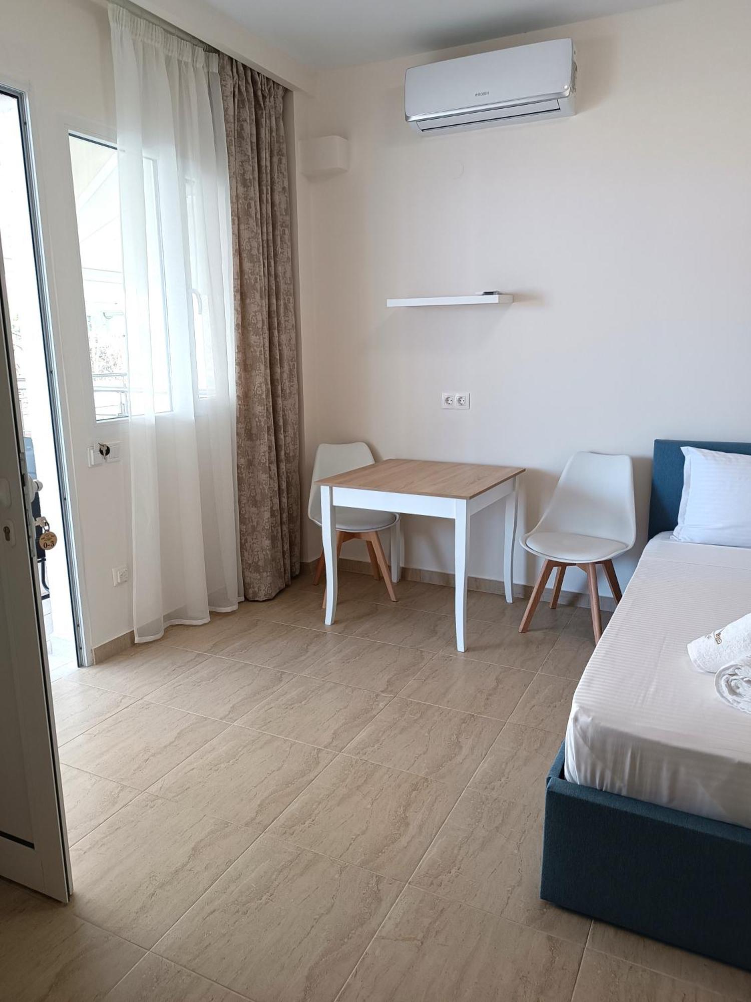 Navarino Luxe Suites Peraía Esterno foto
