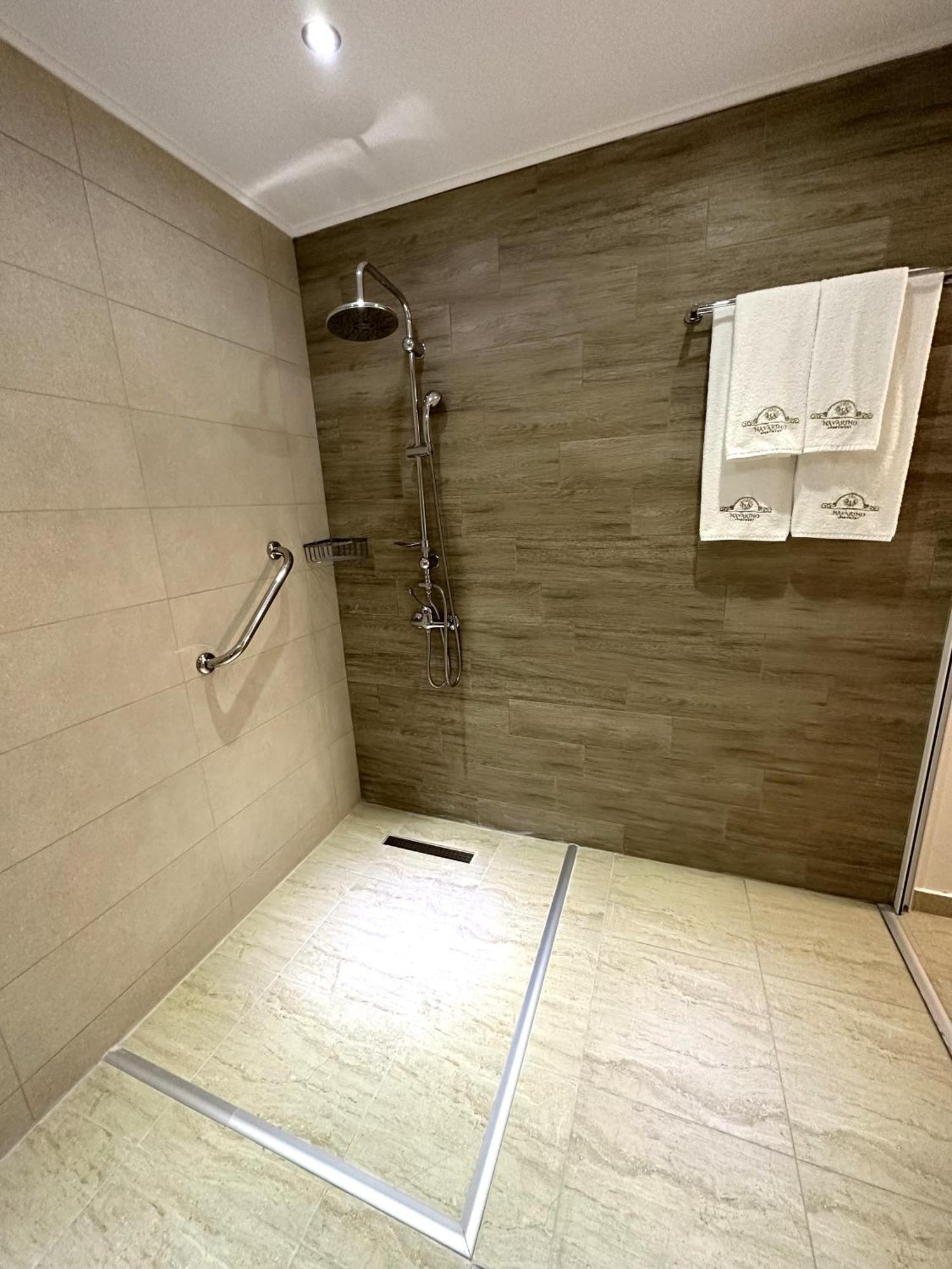 Navarino Luxe Suites Peraía Esterno foto