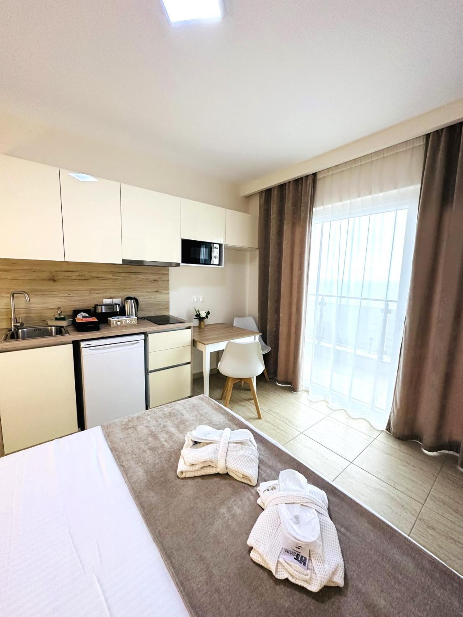 Navarino Luxe Suites Peraía Esterno foto