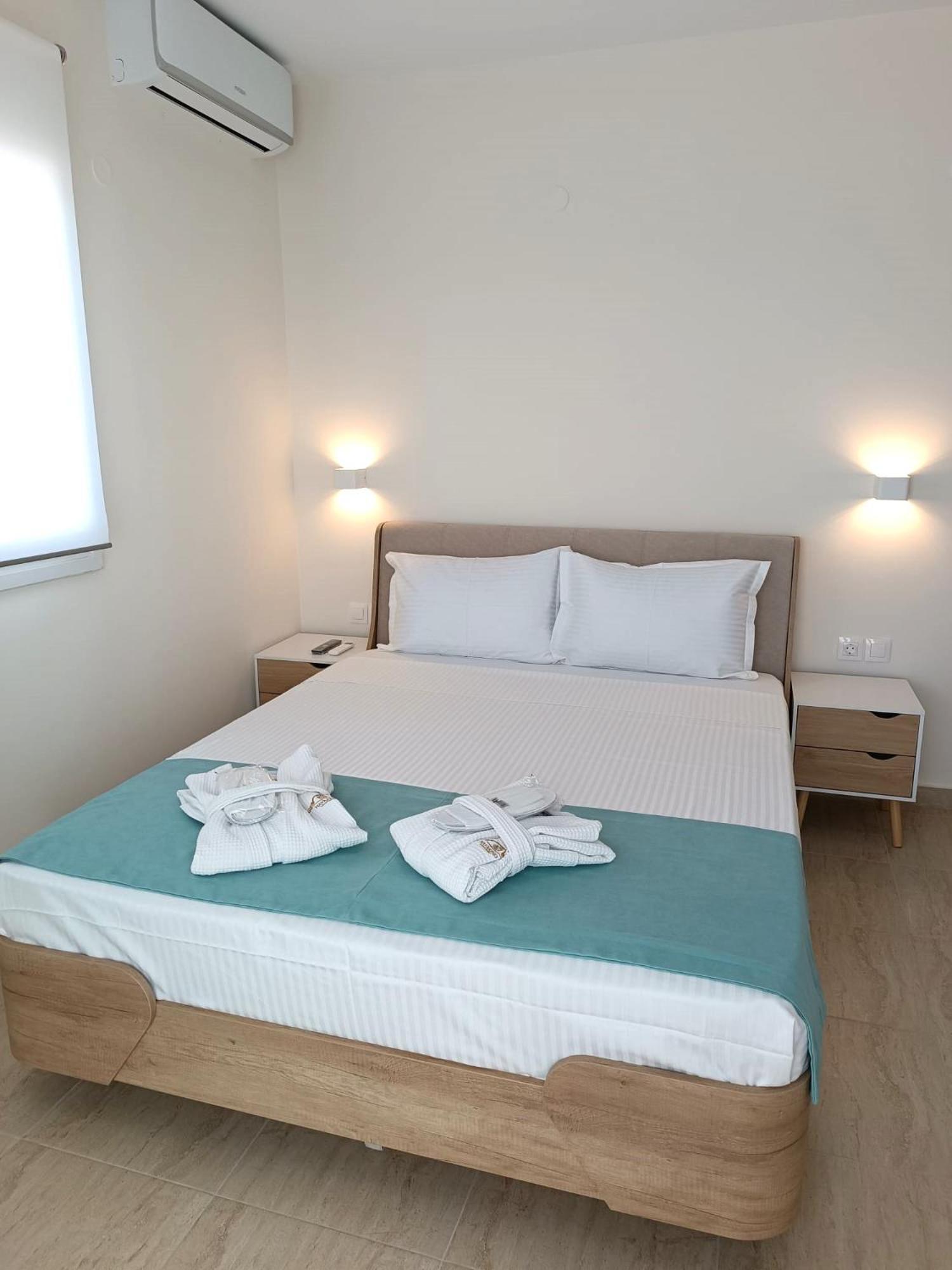 Navarino Luxe Suites Peraía Esterno foto