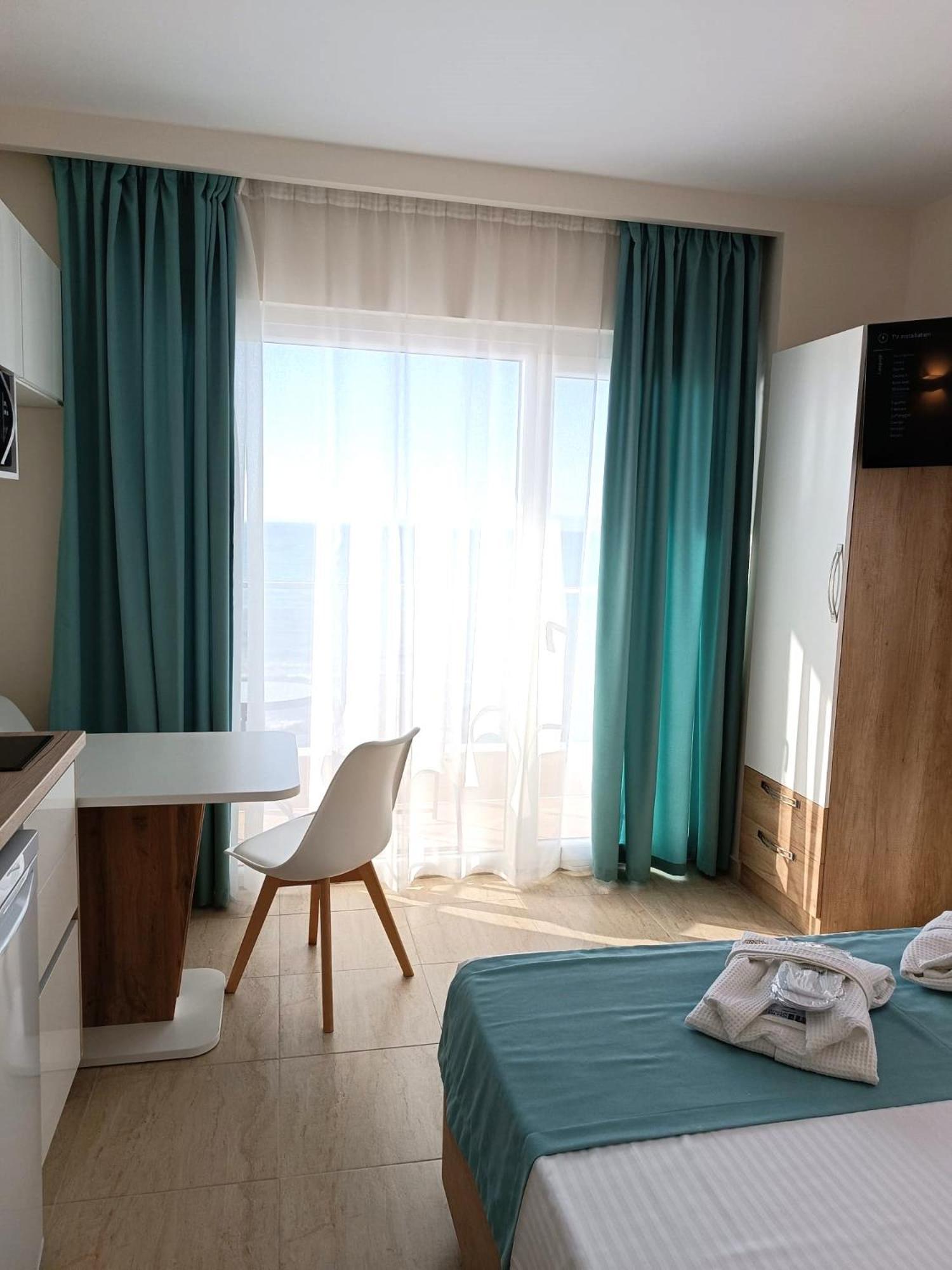 Navarino Luxe Suites Peraía Esterno foto