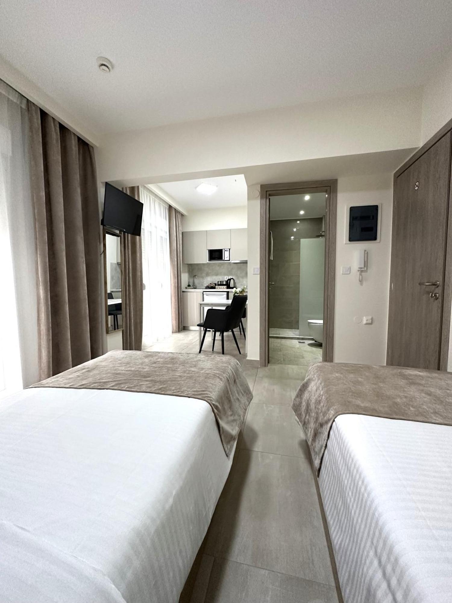 Navarino Luxe Suites Peraía Esterno foto