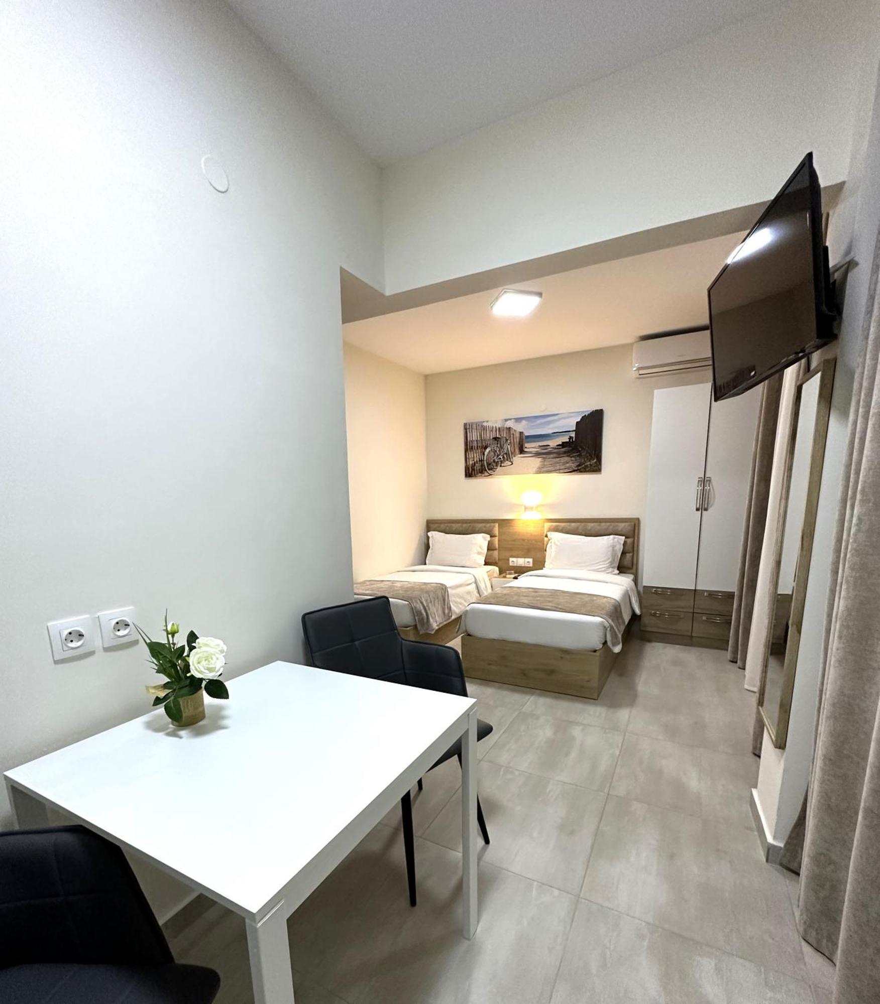 Navarino Luxe Suites Peraía Esterno foto