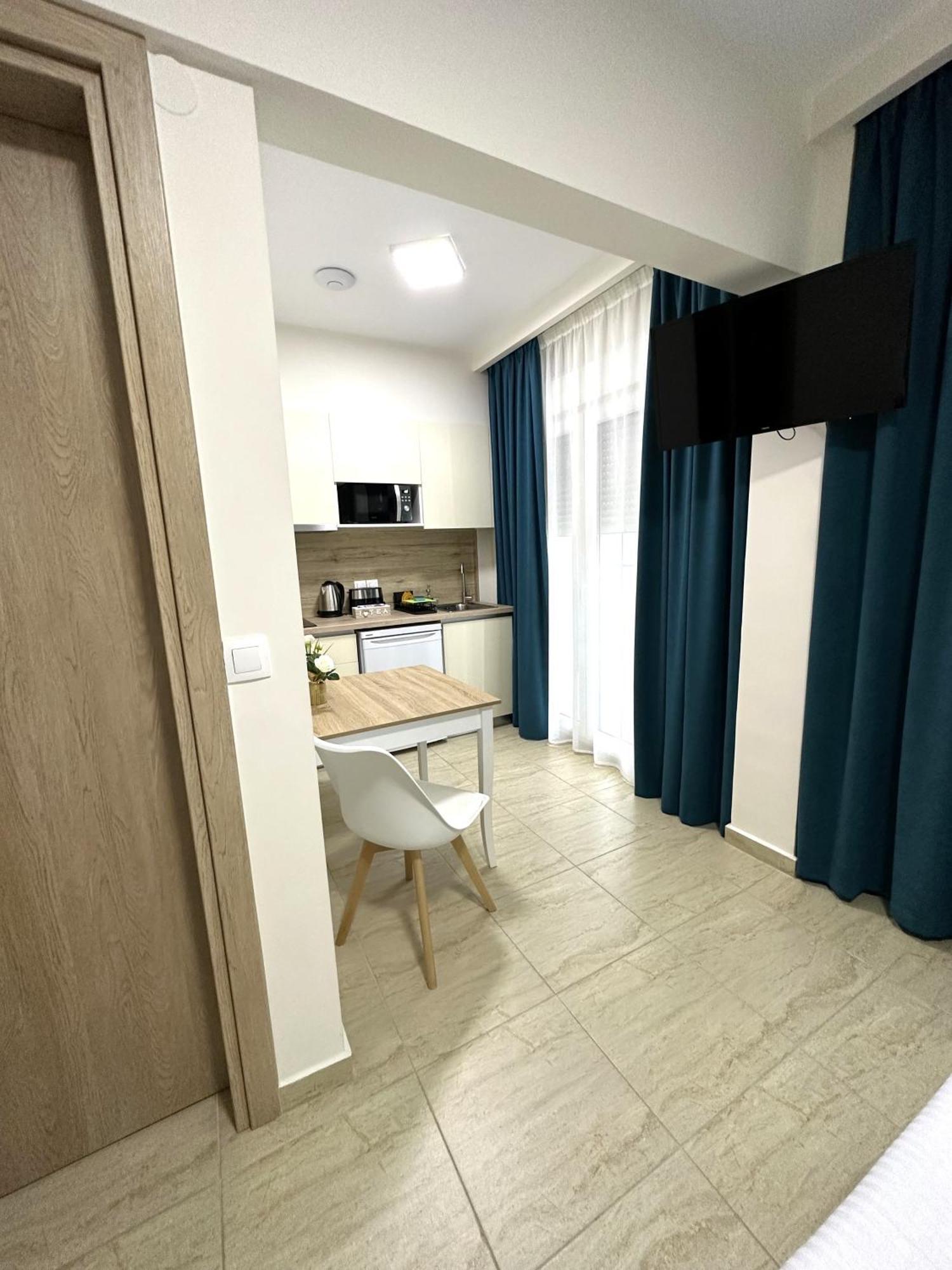 Navarino Luxe Suites Peraía Esterno foto
