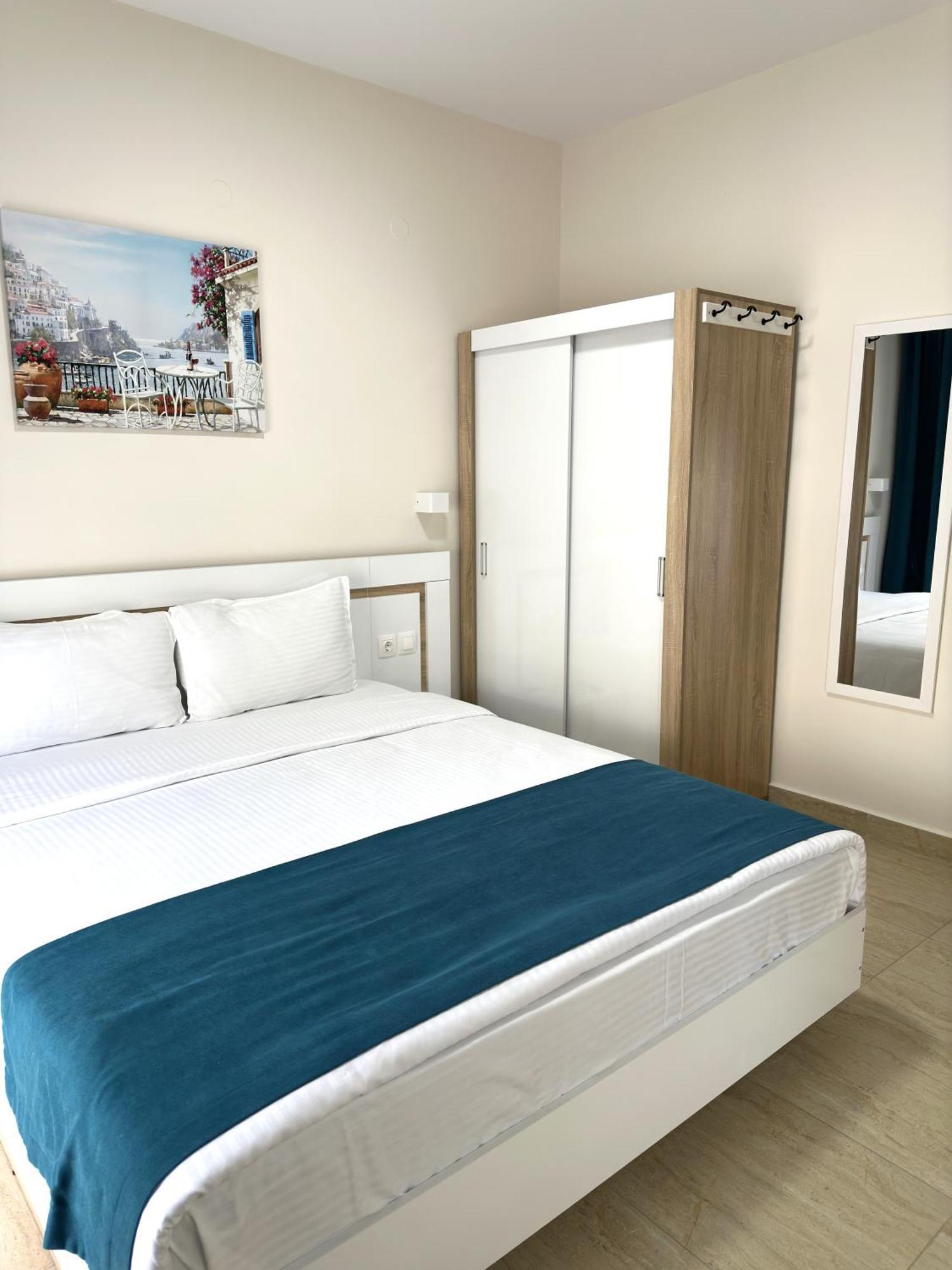 Navarino Luxe Suites Peraía Esterno foto