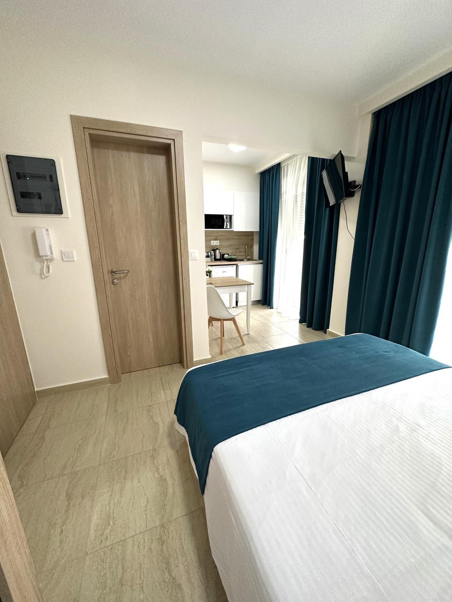 Navarino Luxe Suites Peraía Esterno foto