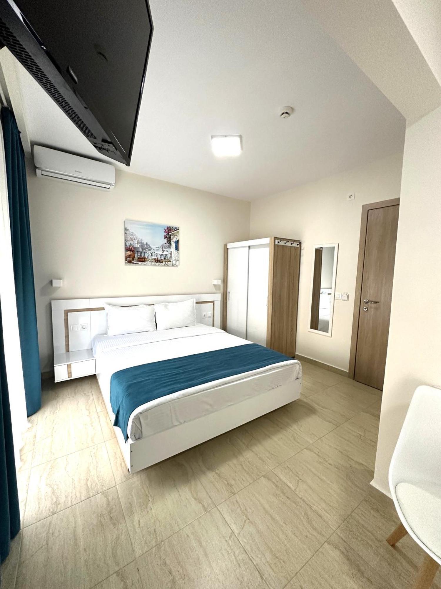 Navarino Luxe Suites Peraía Esterno foto