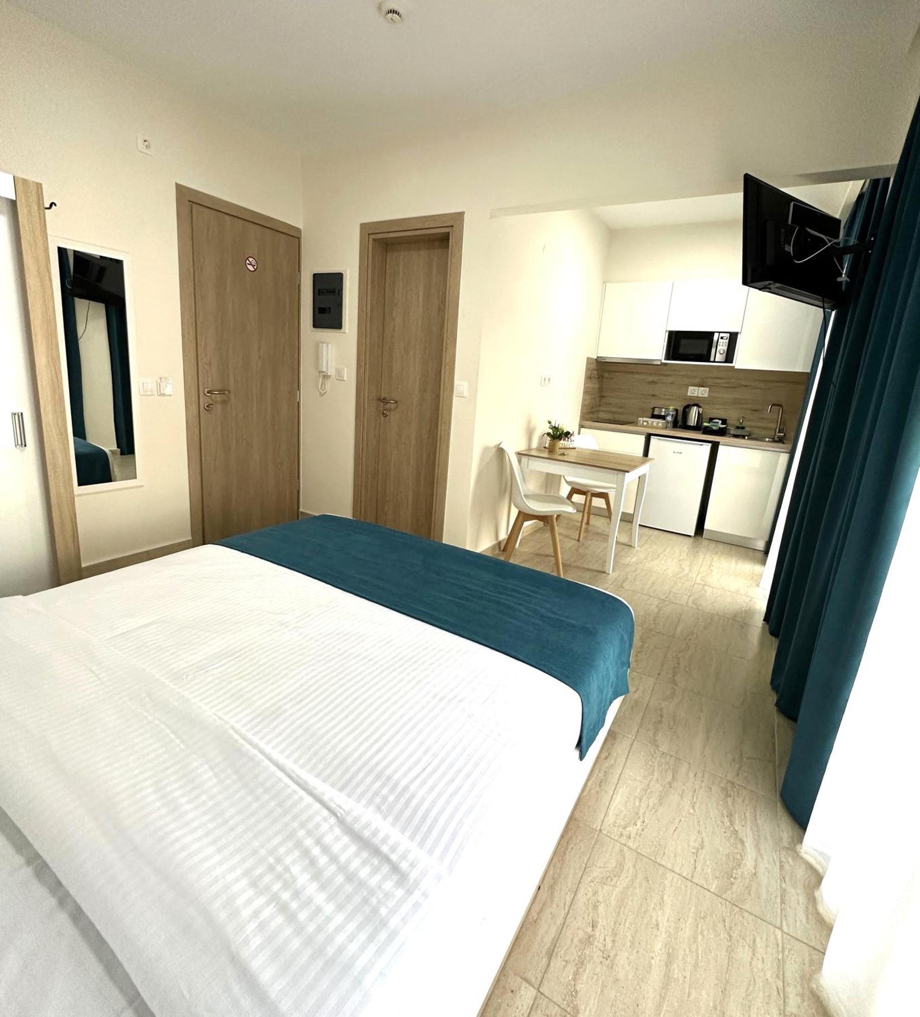 Navarino Luxe Suites Peraía Esterno foto