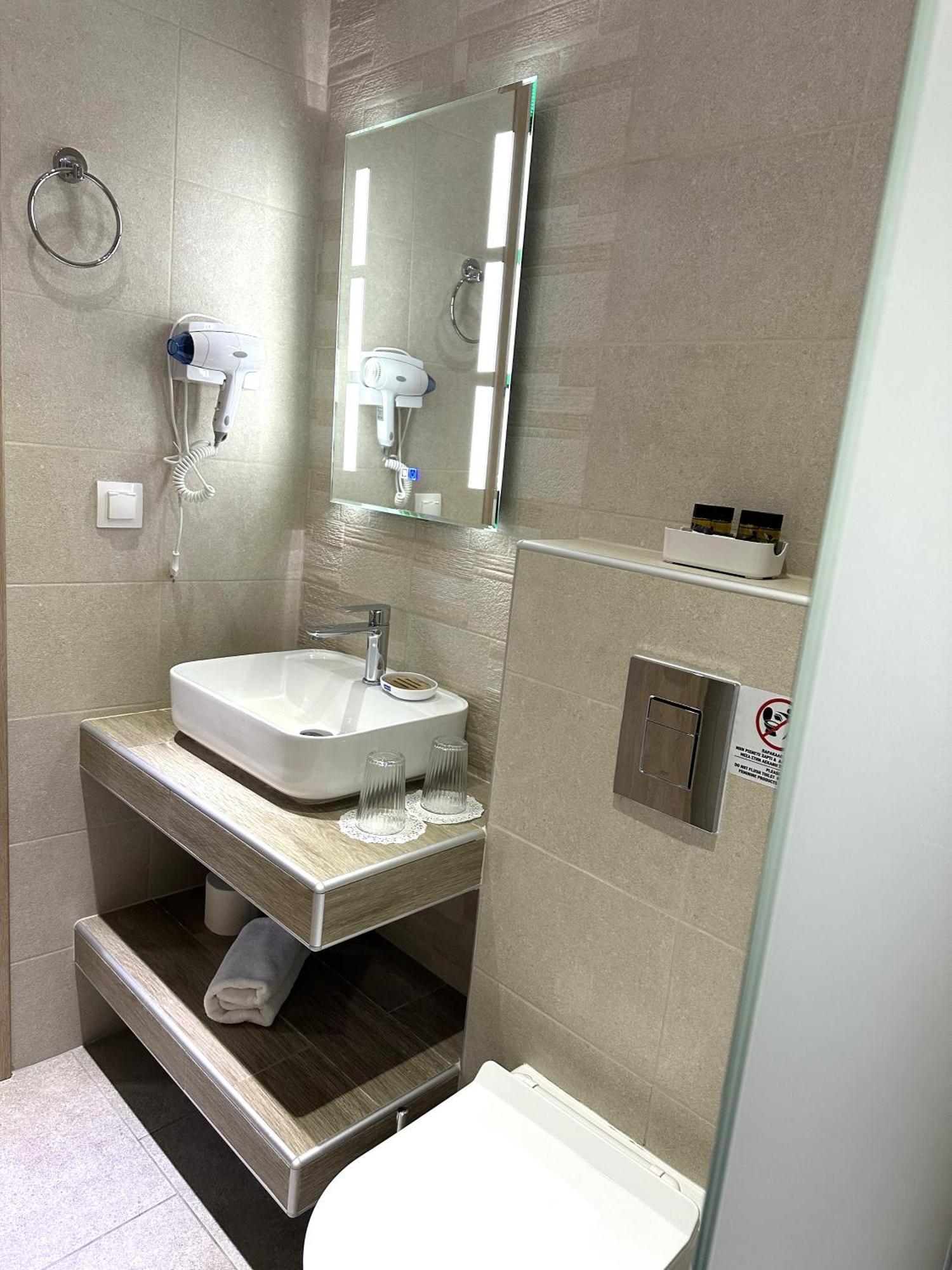Navarino Luxe Suites Peraía Esterno foto